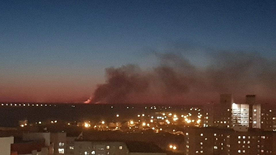 Пожарные контролируют возгорание сухой травы вокруг Тюмени. Фото vk.com
