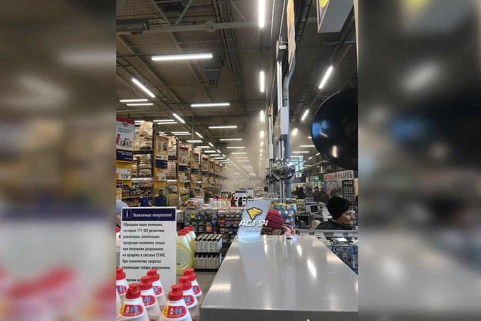 На одной из касс загорелся холодильник.