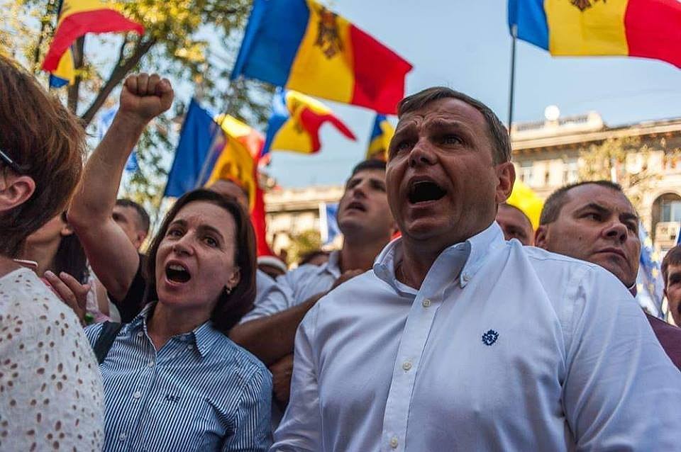 Блок «АКУМ» напоминает обычную семью, в которой муж - хронический подкаблучник