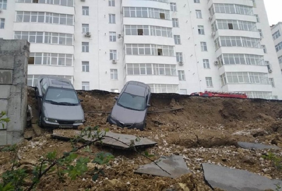 Подпорная стена рухнула вместе с автомобилями. Фото: МЧС России по г. Севастополю
