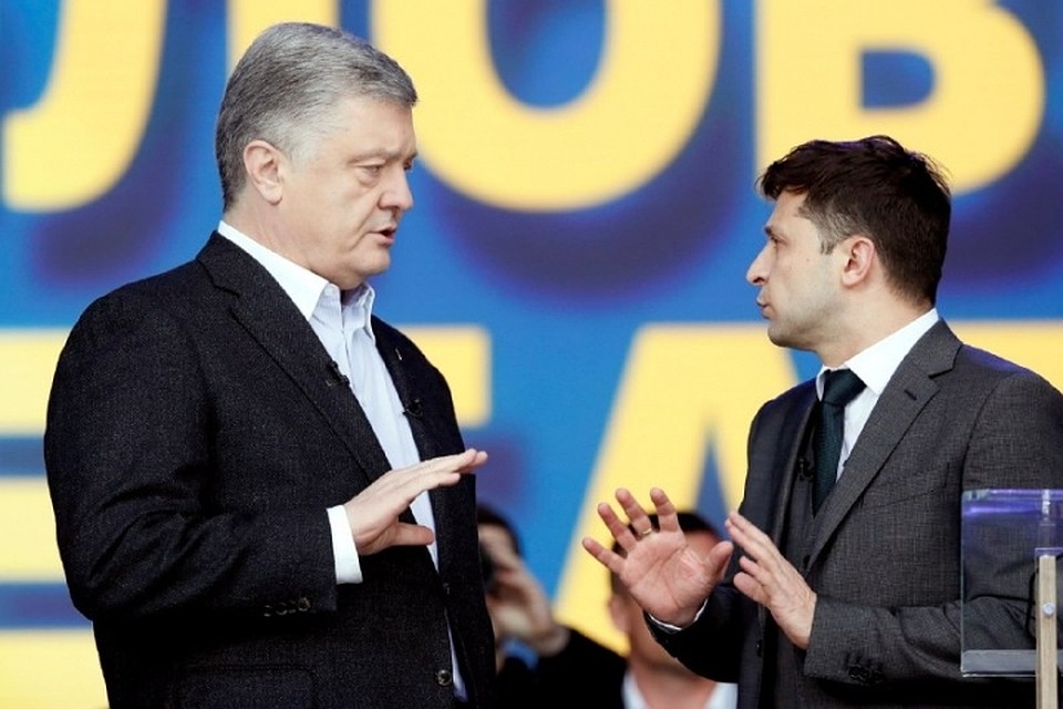 "Как вы спите по ночам?": Зеленский задает вопросы Порошенко частично на русском, частично на украинском языке