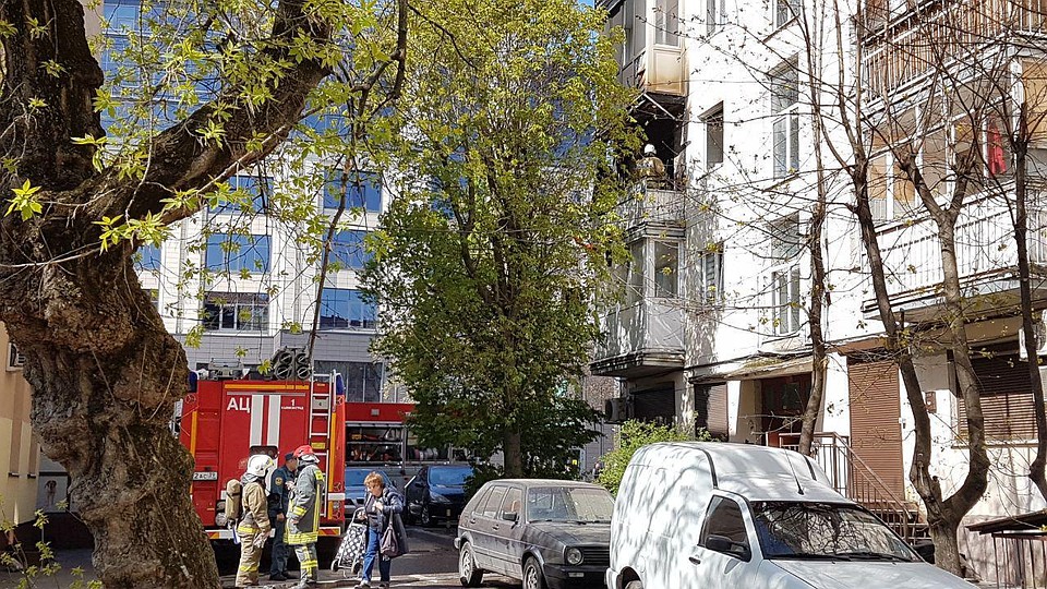 Пожарные у горевшего дома на Театральной