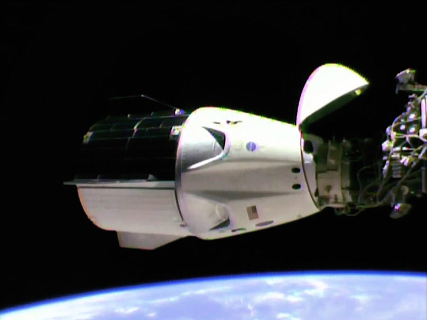 Корабль SpaceX Crew Dragon пристыкован к МКС