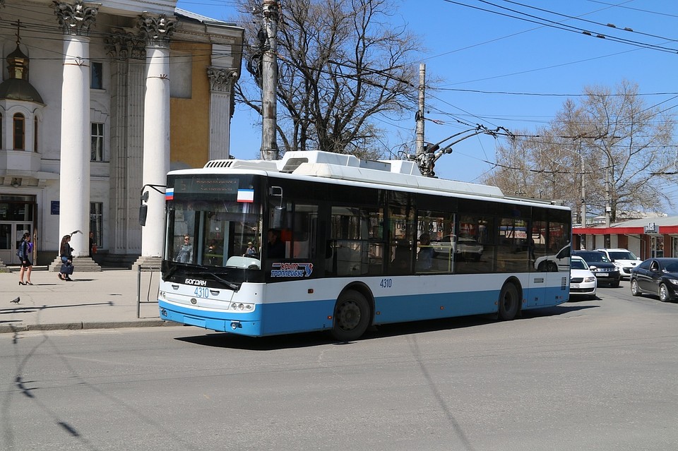 Симферополь поделился с Керчью троллейбусами и автобусами.