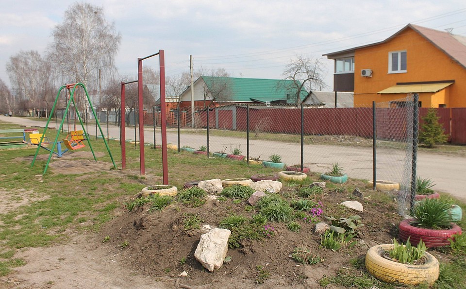 Убранная улица одноэтажных домов в поселке Приокский