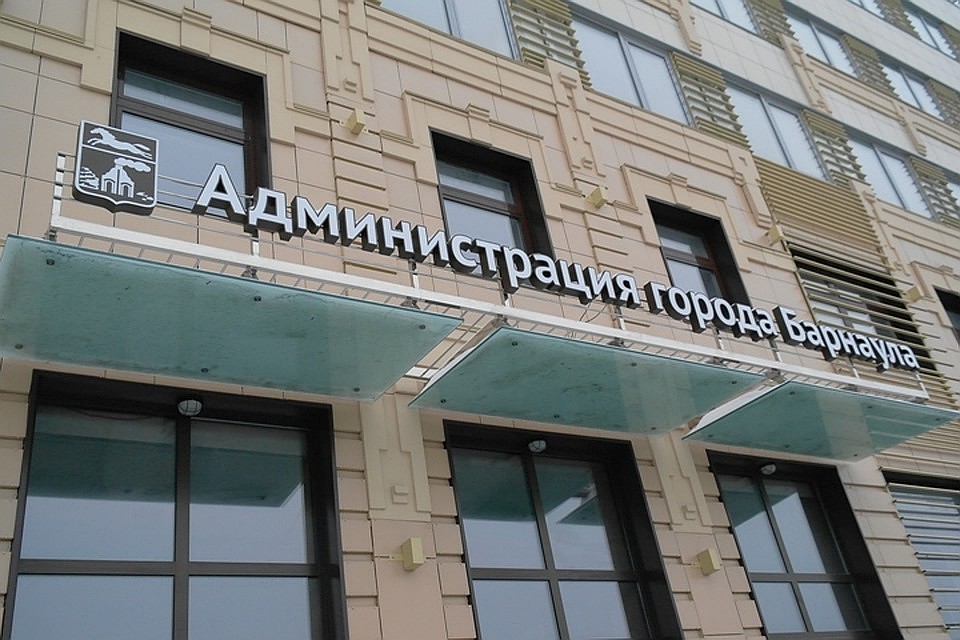 История с предоставлением квартир чиновникам Барнаула получила продолжение