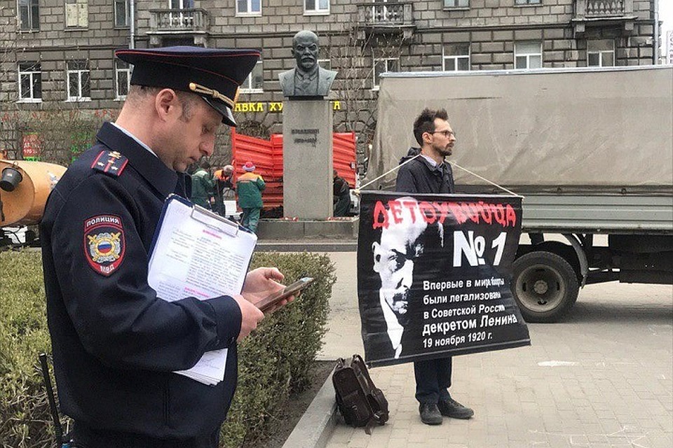 На улице Ленина, у памятника Ленину, в день рождения Ленина, неизвестный мужчина протестовал против абортов, обвиняя Ленина в детоубийствах.