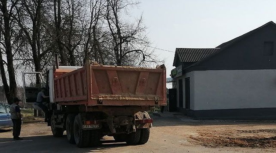 Водитель грузовика не заметил женщину и насмерть сбил ее.