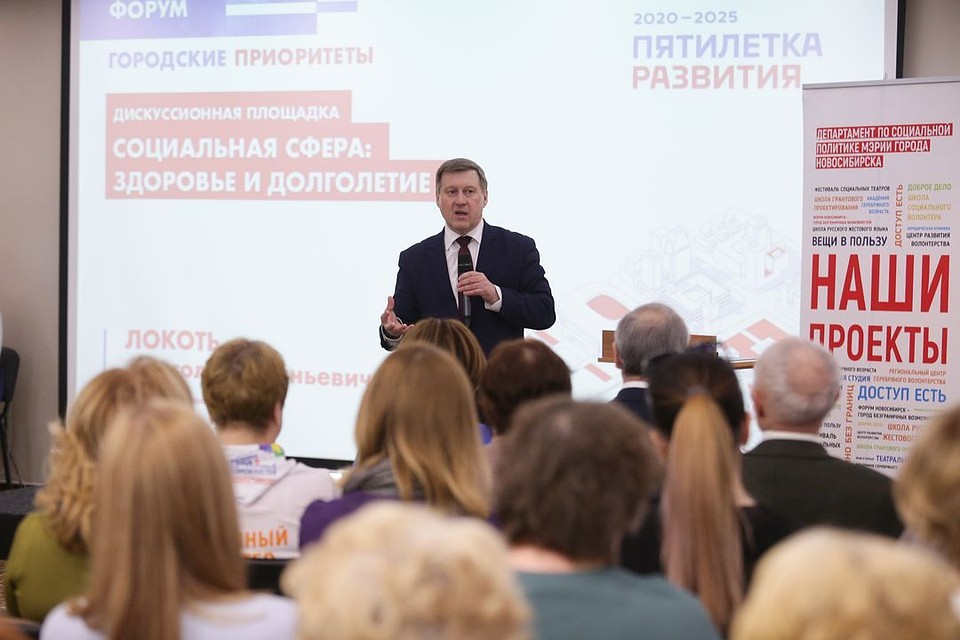 Анатолий Локоть выслушивает пожелания горожан.