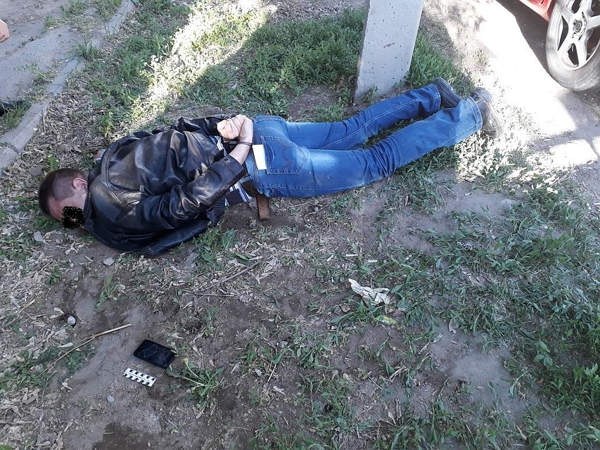 Бывшего инкассатора задержали, когда он покупал пистолет Макарова с глушителем для запланированного ограбления. Фото СУ СК по Астраханской области.