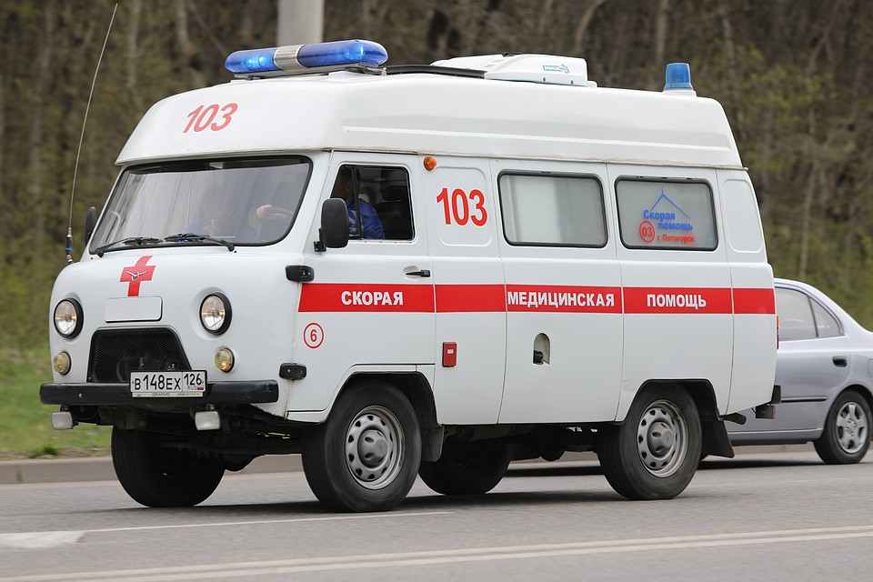 Вызвать бригаду скорой медицинской помощи можно по номеру 103 с мобильного