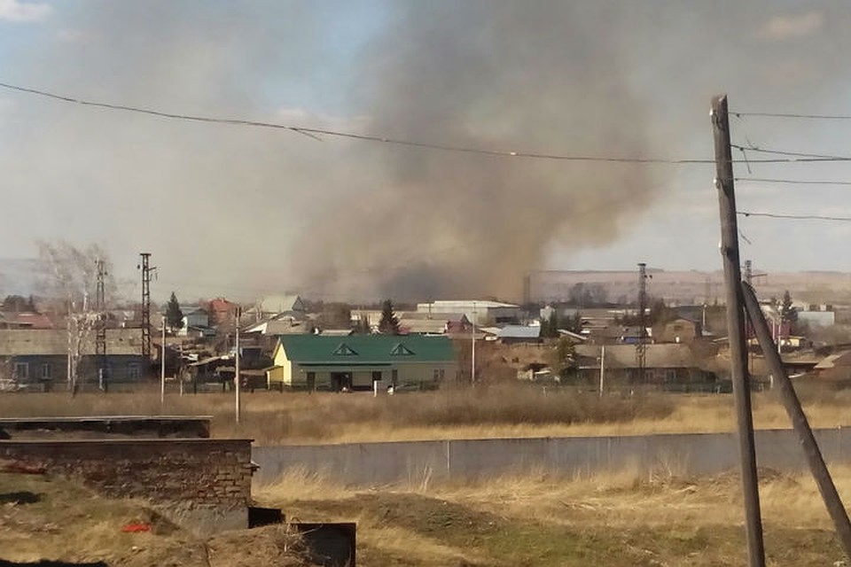 Канск снова горит: в огне трава и дачи. Фото, видео: ЧП - Канск.