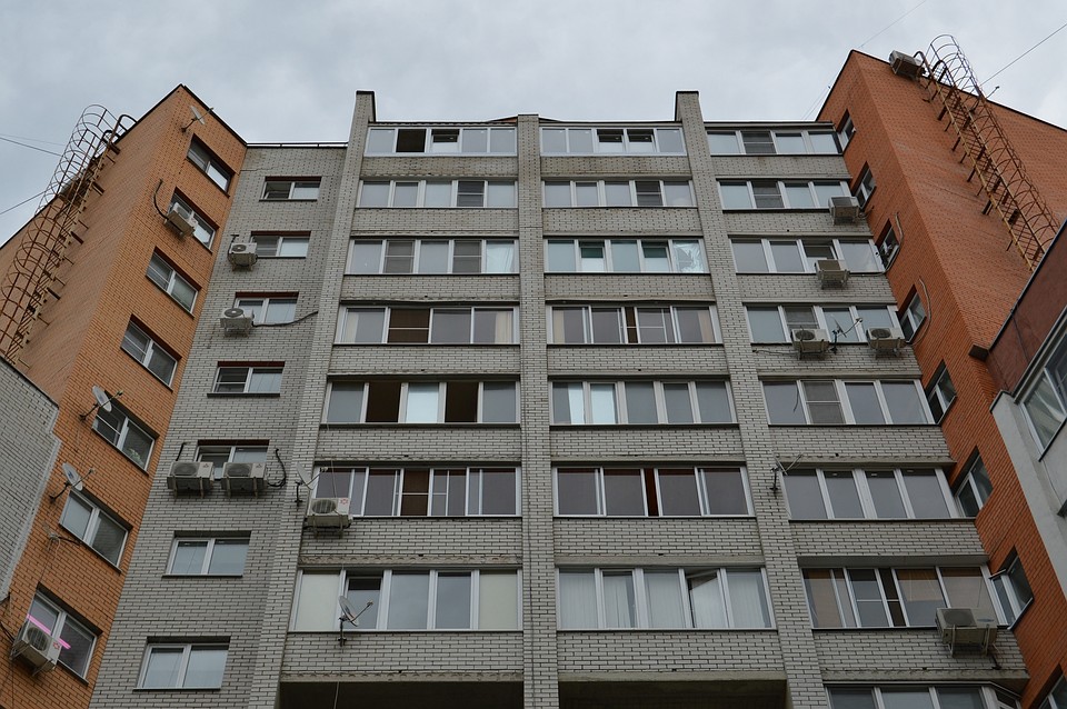 Ребенка в окне заметили прохожие