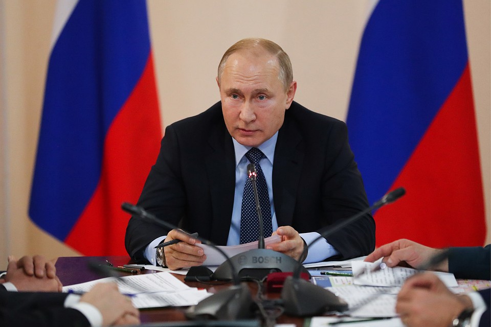 Владимир Путин во время совещания, посвященного ситуации с природными пожарами в Забайкалье. Сергей Савостьянов/ТАСС