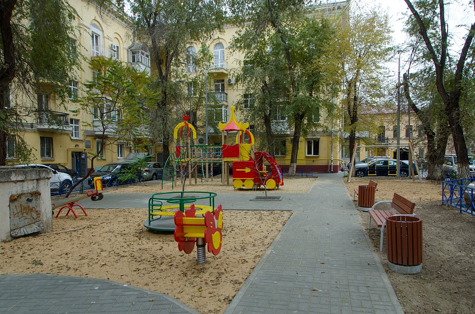 Во дворах поставят новые качели, горки и песочницы.