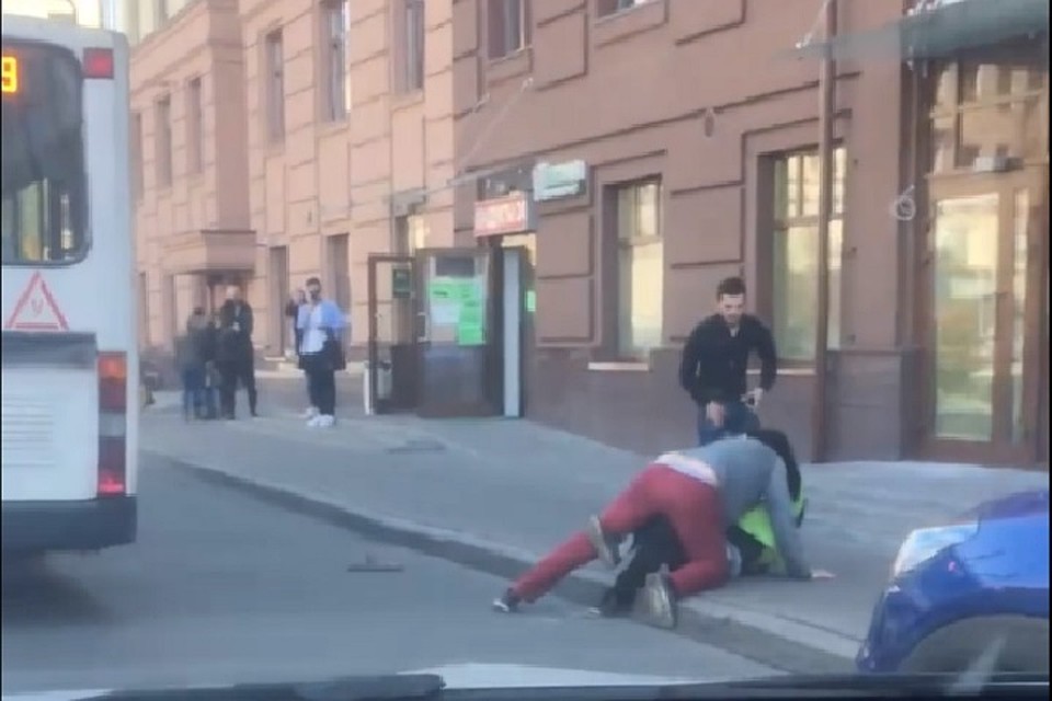 Полиция возбудила дело о побоях против таксиста, который сломал нос водителю троллейбуса. Фото: vk.com/spb_today