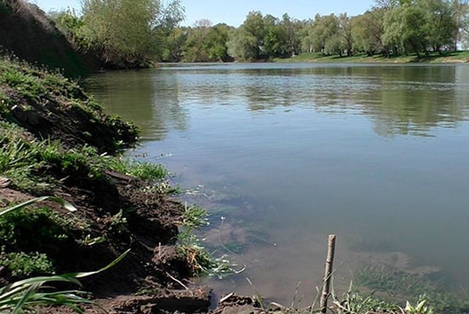Девочка упала в воду во время игры