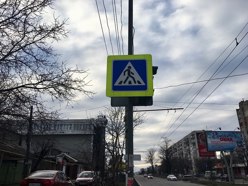 Уже завершен монтаж крюков и кронштейнов