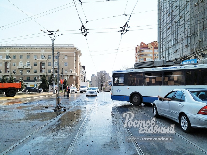 Из-за аварии часть центра осталась без воды. Фото: Ростов-Главный
