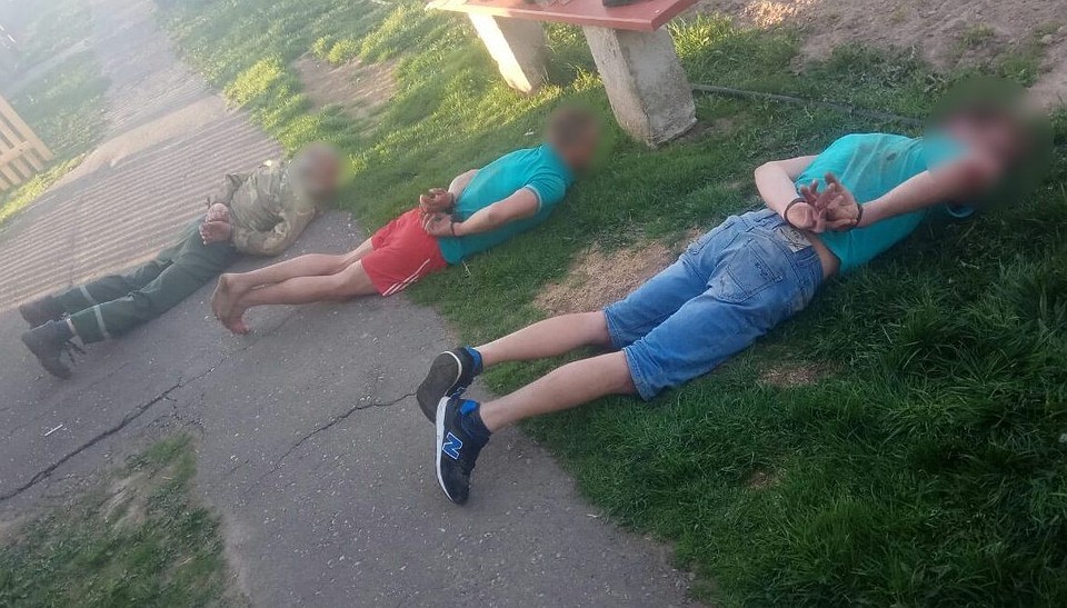 В Столбцах пьяный мужчина и двое его сыновей сначала напали с ножом на односельчанина, а потом с вилами и трубой - на милиционера. Фот: mvd.gov.by