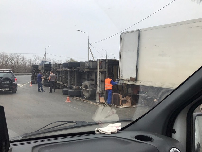 На месте аварии работали сотрудники МЧС