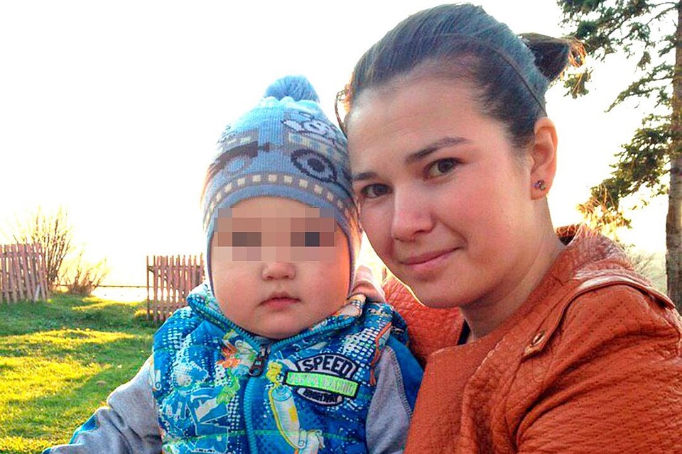 На этом фото погибшему мальчику чуть больше года. Второго ребенка, что лежал в коляске, убийца, видимо, не заметил.