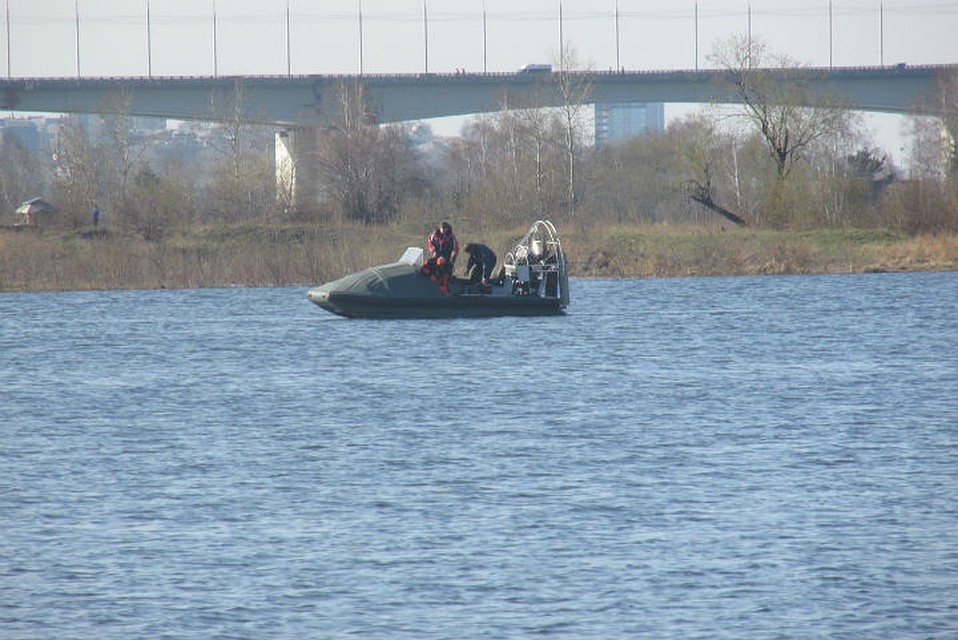 Пятерых человек, перевернувшихся на моторке на Ангаре, спас конструктор аэролодок. Фото: Эльдар Файзулин.