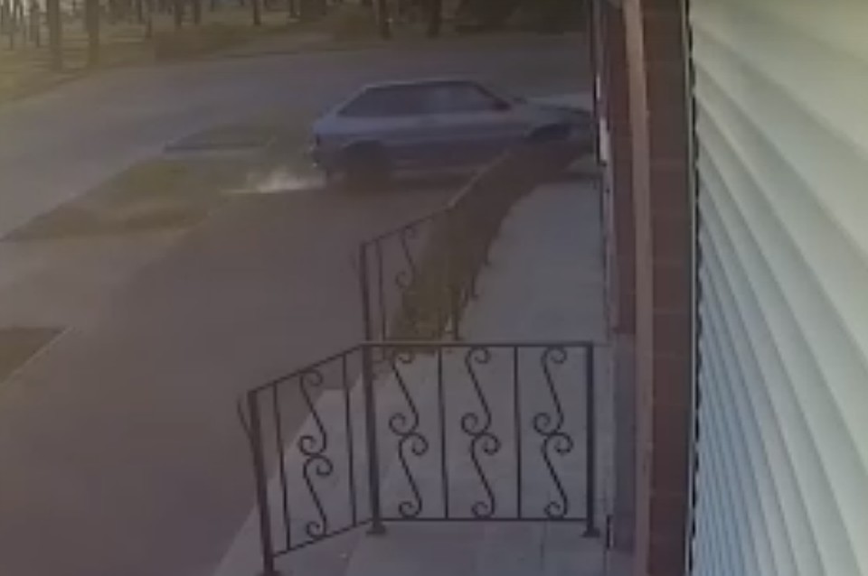 В Рыбинске легковушка врезалась в часовой салон. Фото: скриншот с видео в группе "Подслушано в Рыбинске" в "ВКонтакте".