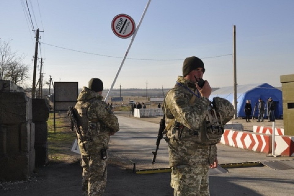В день КПВВ «Марьинка» проверяет личный багаж более чем у восьми тысяч человек. Фото: www.ukrinform.ru