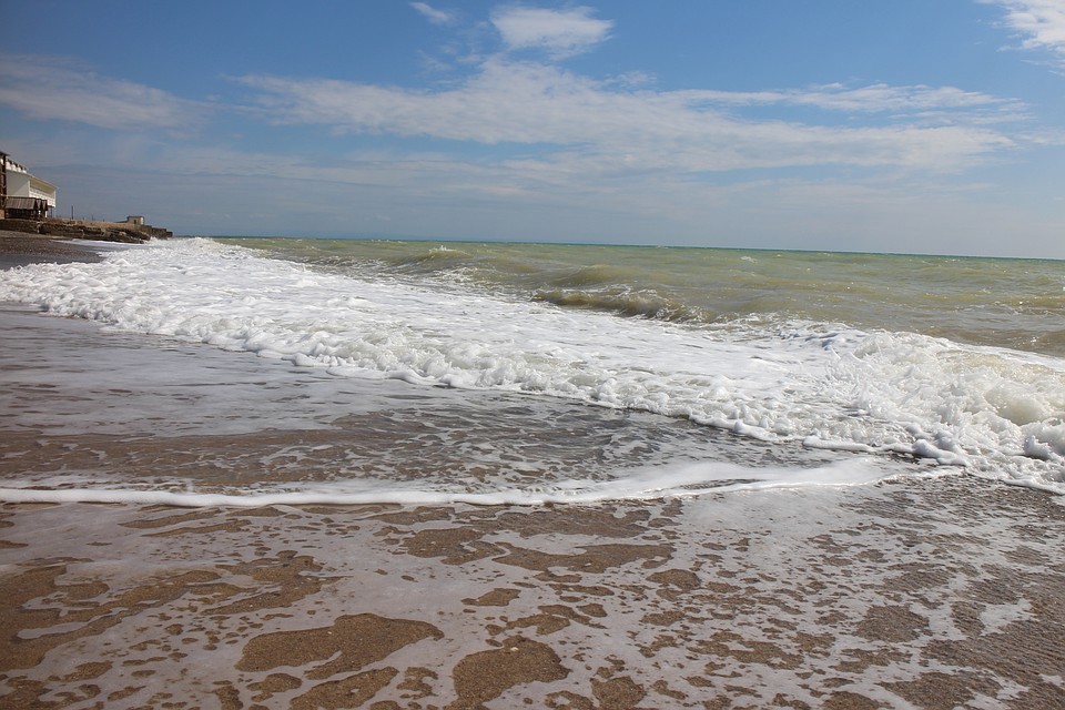 Черное море штормит.