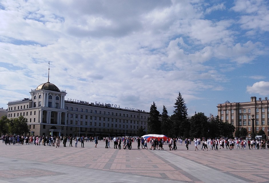На главной площади Белгорода идут последние приготовления ко Дню Победы.