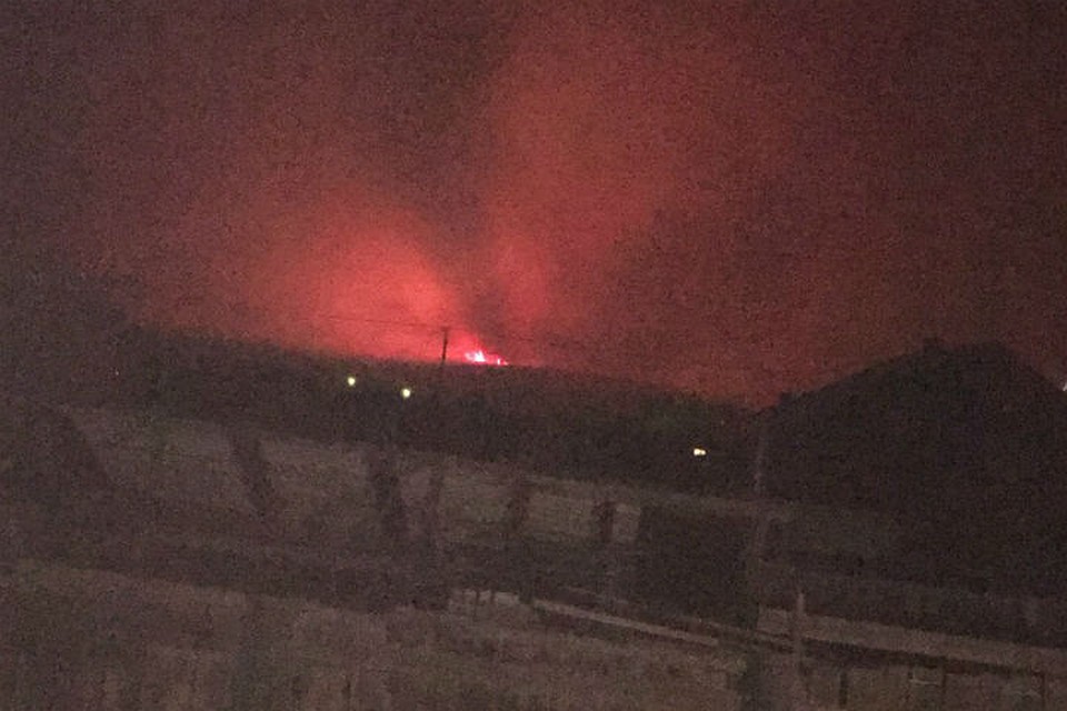 Лесной пожар полыхает вблизи поселка Большое Голоустное на Байкале: эвакуируют стариков и детей. Фото: предоставлено очевидцами