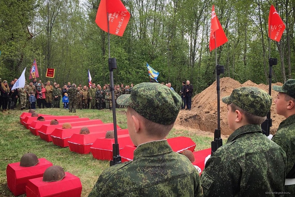 В Себежском районе в братской могиле захоронили останки 143 солдат, найденные весной 2019 года в этих краях.
