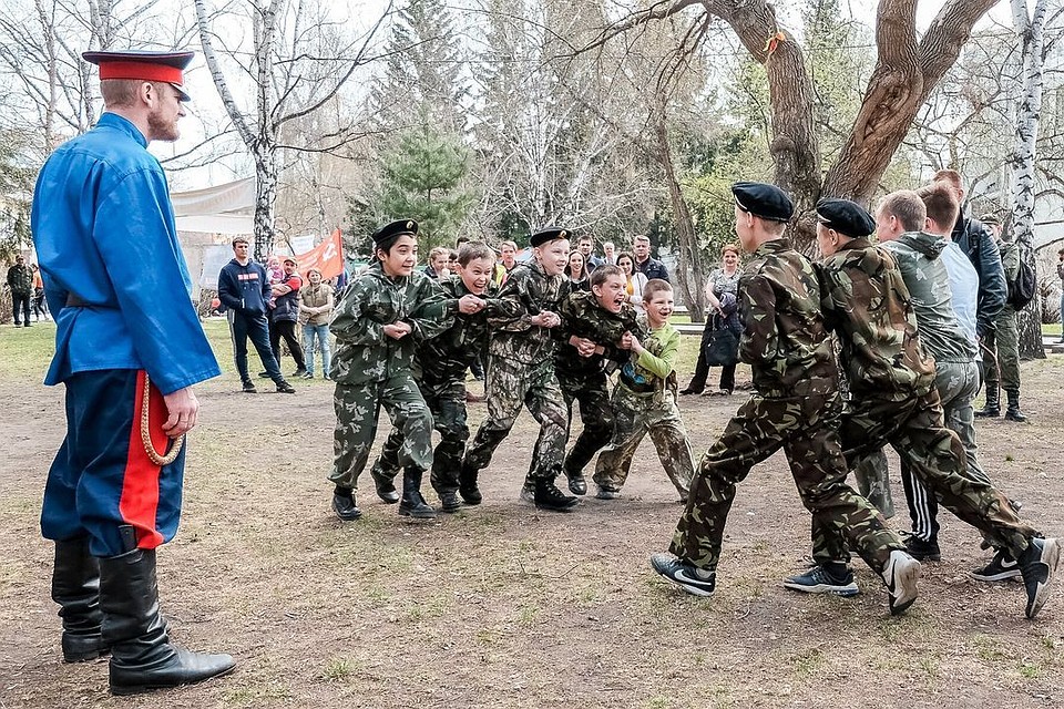Бои «стенку на стенку» особо понравились мальчишкам.
