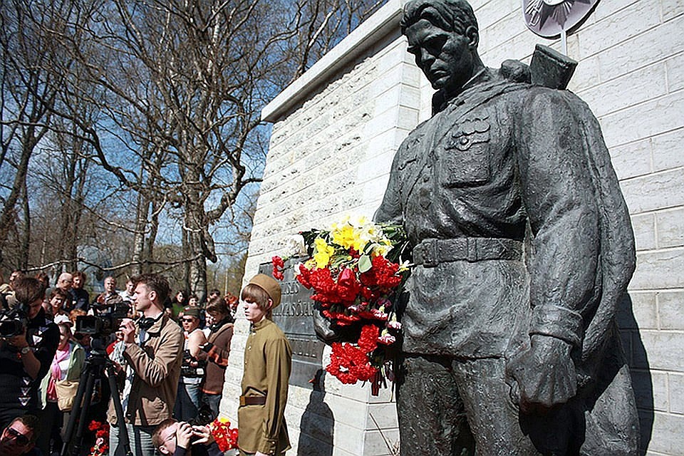По традиции, 9 мая к «Бронзовому солдату» на Воинском кладбище Таллина ветераны и молодые люди несут цветы. Фото: из архива «КП» в Северной Европе»