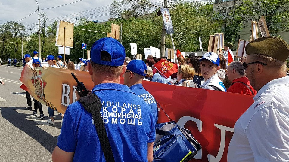 В этом году шествие "Бессмертного полка" сопровождали волонтеры-медики.