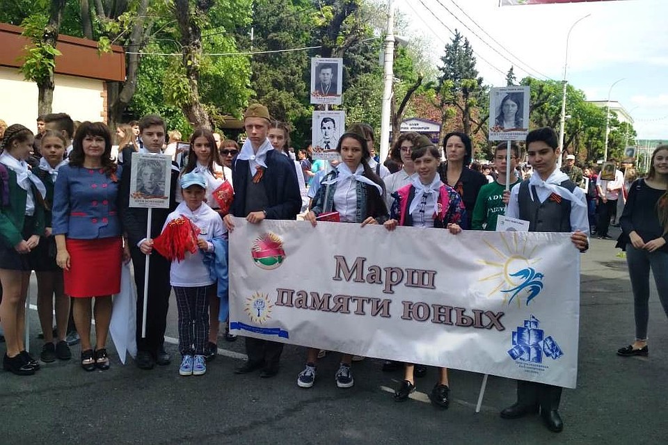 Ребята несли не только портреты детей-героев, но и своих родственников. Фото: Ольга НЕФЕДОВА.