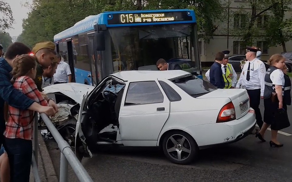В Москве произошло ДТП с участием автобуса и 2 автомобилей