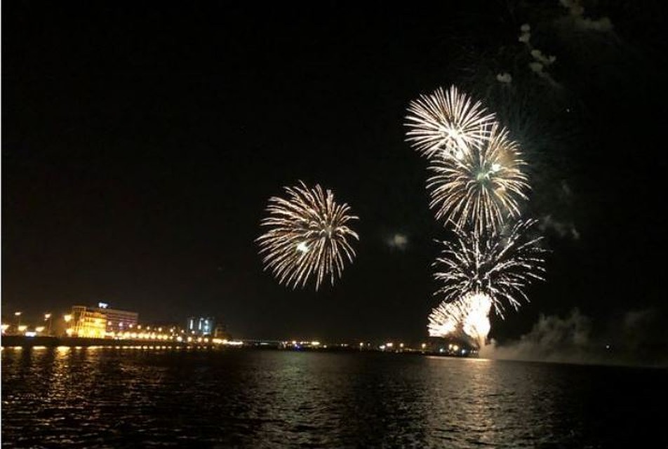 Заплы салюта палили одновременно с катера и с острова "Городской". Фото пресс-службы ЮВО.