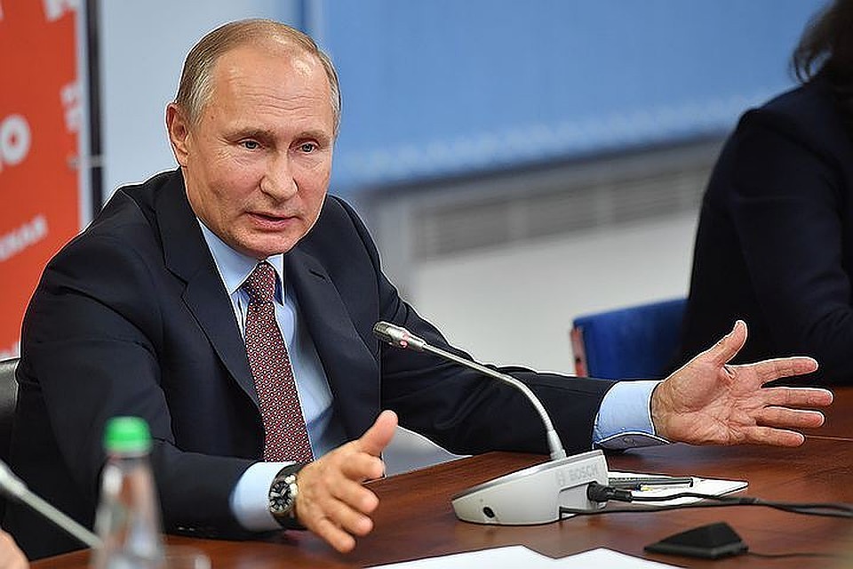 Президент России Владимир Путин поздравил известного российского путешественника Федора Конюхова с завершением первого этапа кругосветного путешествия на весельной лодке