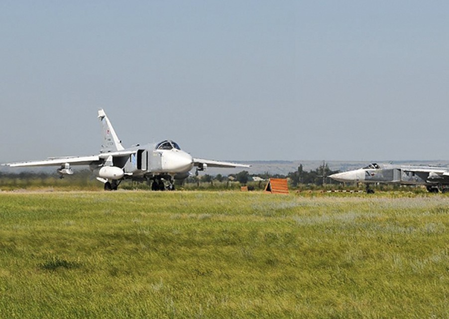 Летчики налетали по сорок часов на Су-24М. Фото: ЮВО