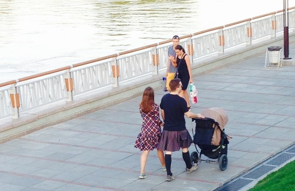 Мужчина в юбке на тюменской набережной шокировал горожан. Фото из соцсети ВКонтакте