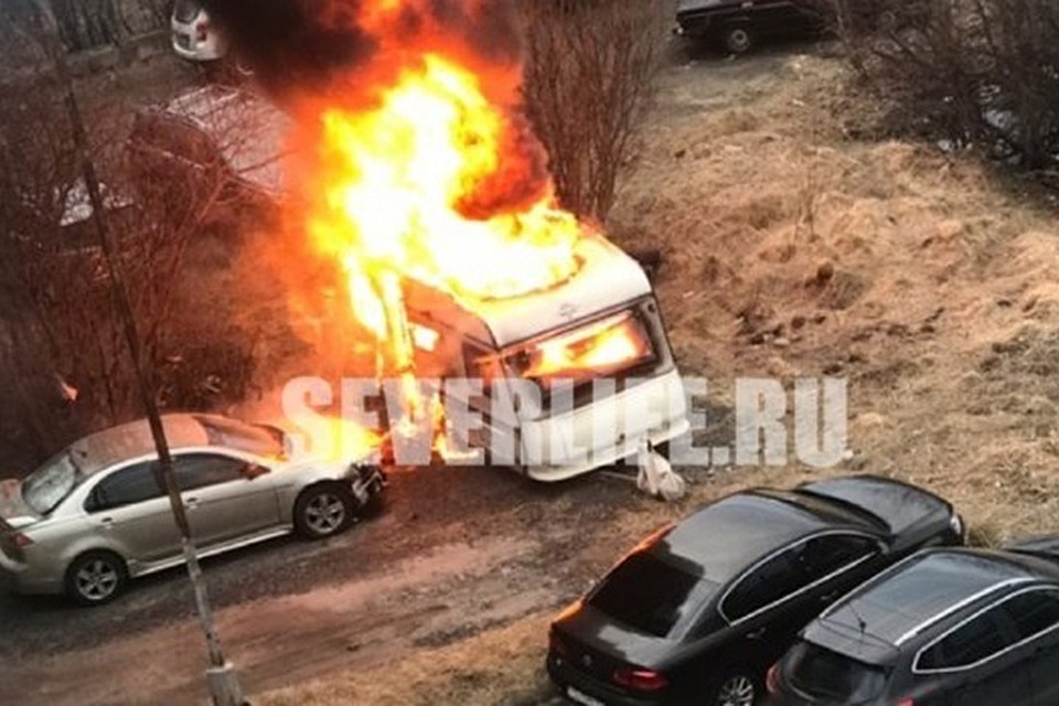 В Мурманской области погиб в огне современный автоприцеп; владелец, к счастью, выжил. Фото: severlife.ru