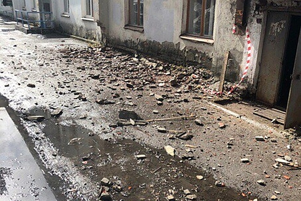 Так выглядела придомовая территория здания на Папанина, 7 после обрушения кирпичей с фасада. Фото: vk.com/murmanskgroup