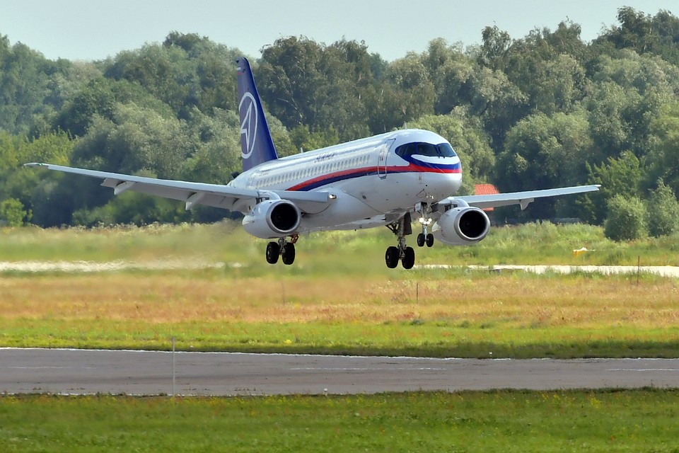 Самолет Сухой SuperJet 100-95.
