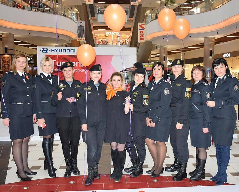 Представительницы прекрасной половины человечества не хуже мужчин освоили все тонкости полицейской профессии. Фото: ea.md