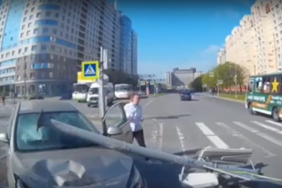 На Васильевском острове петербурженка снесла светофор и врезалась в машину, пролив на себя кофе Фото: Скрин с видео