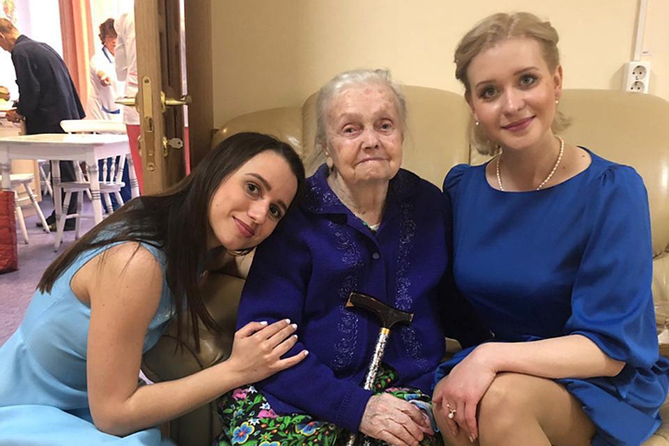 Актрисы Юлия Фардзинова (слева) и Екатерина Романова (справа) в пансионате «Рождествено», Дубна, Московская обл. Фото: движение DaDobro