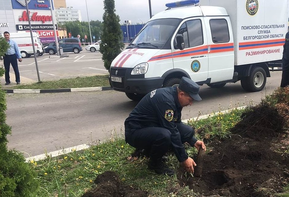 В Белгороде в районе «Сити Молла» обнаружили артиллерийский снаряд времен ВОВ. Фото пресс-службы Главного управления МЧС России по Белгородской области.