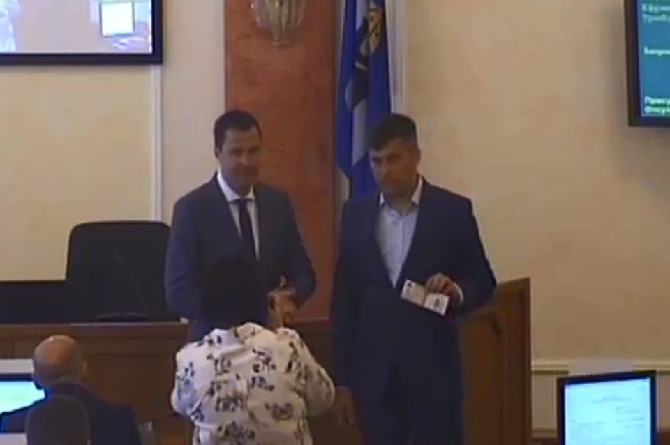 Новому депутату муниципалитета Сергею Зубову вручили удостоверение народного избранника. Фото: скриншот с видеотрансляции заседания муниципалитета.